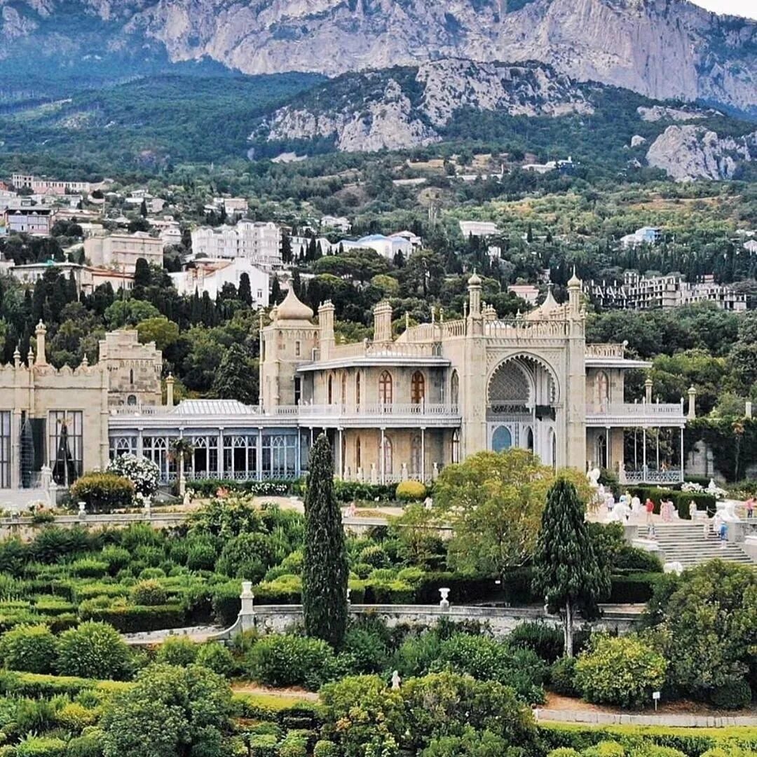 Ялта алупка. Крым ялта воронцовский дворец. воронцовский дворец в алупке. ялта дворцы: воронцовский, ливадийский, массандровский.. алупкинский дворец в крыму.