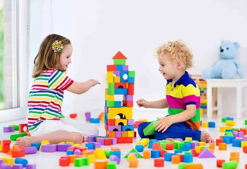 Игрушки для девочек и для мальчиков. Those are children toys. Много ясель. Игрушки на полу. Тоддлер.