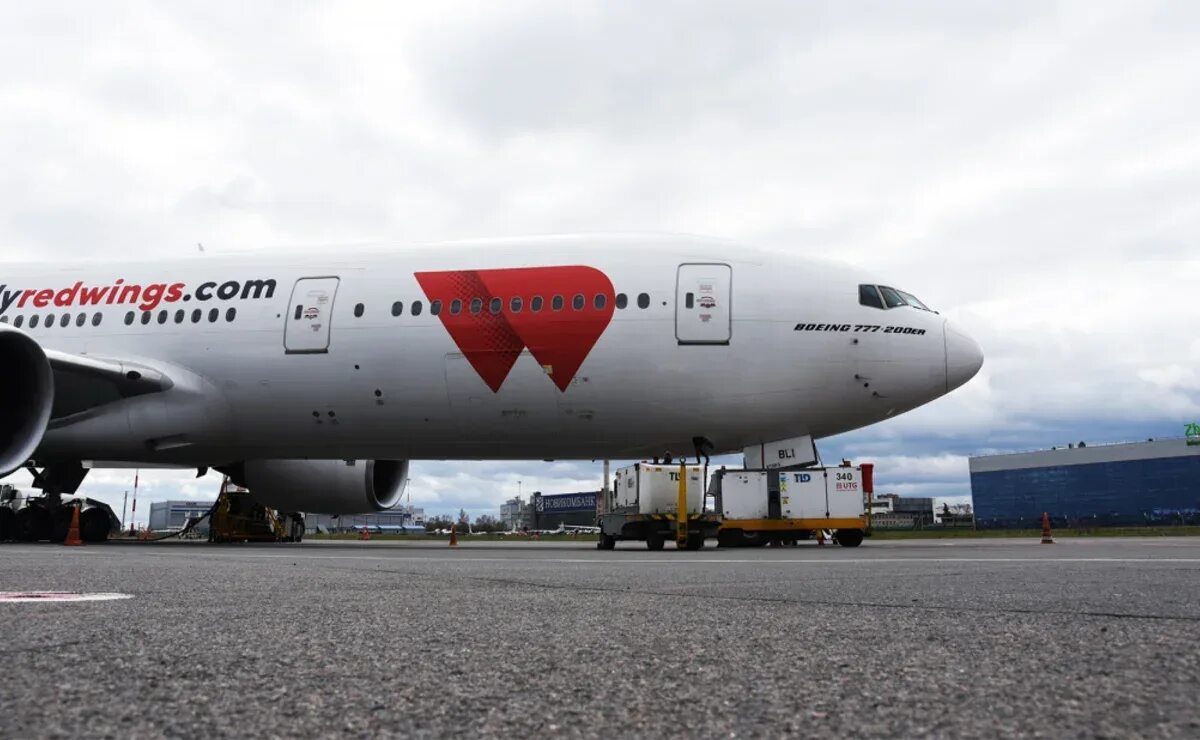 Боинг 777-200 Red Wings. Боинг 777 ред Вингс. Боинг 777 200 ред Вингс. Самолет b777-200er Red Wings
