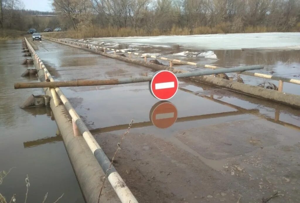 Паводок в акбулаке оренбургской области. Мост через реку ИК Тумутук. Татарстан Башкортостан мост через реку ИК. Низководный мост. Низководный мост России.