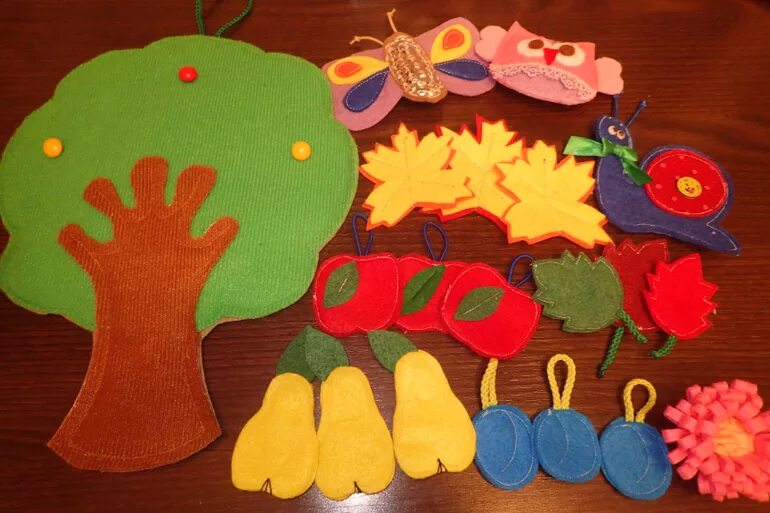 Фетровые развивающие игрушки. Игрушки для мелкой моторики. Развивающие игрушки из фетра. Поделки из фетра для детей. Игры из фетра для малышей.