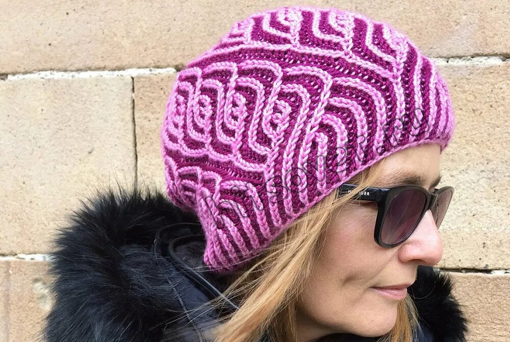 Шапки burda verena. Шапки верена 2021. Шапка бини техника бриошь. Шапка цвета спицами. Шапка патентной резинкой.