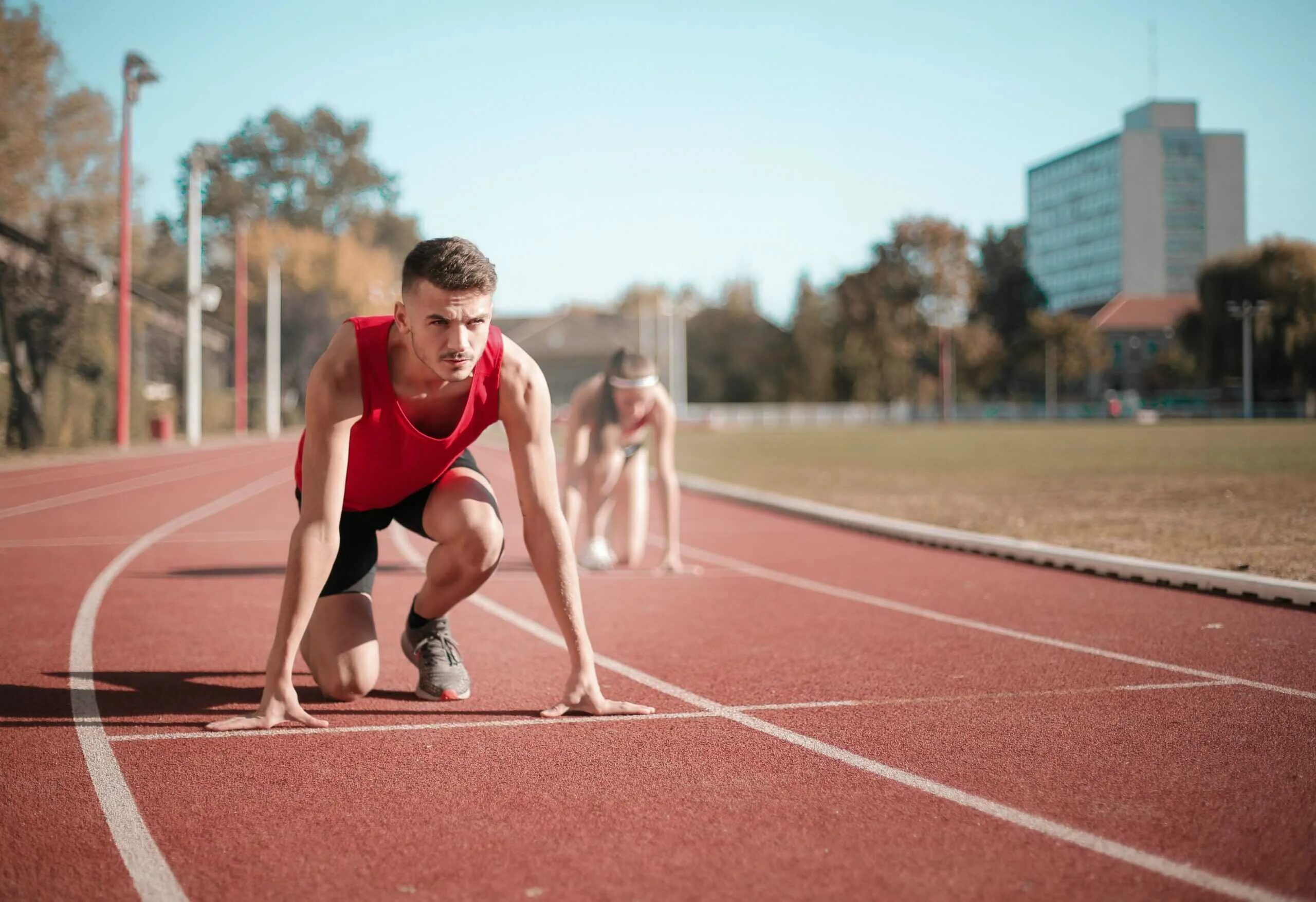 Спортивный бег. Бег на стадионе. Спортсмен бежит. Спортсмен на пробежке. К старту готов