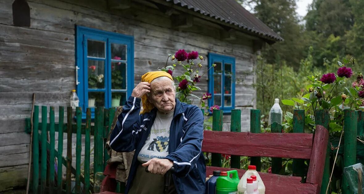 Деревня пенсионеров. Пенсионеры в деревне. Старушки в глухой деревне. Одинокие старики в деревне. Дом бабушки.