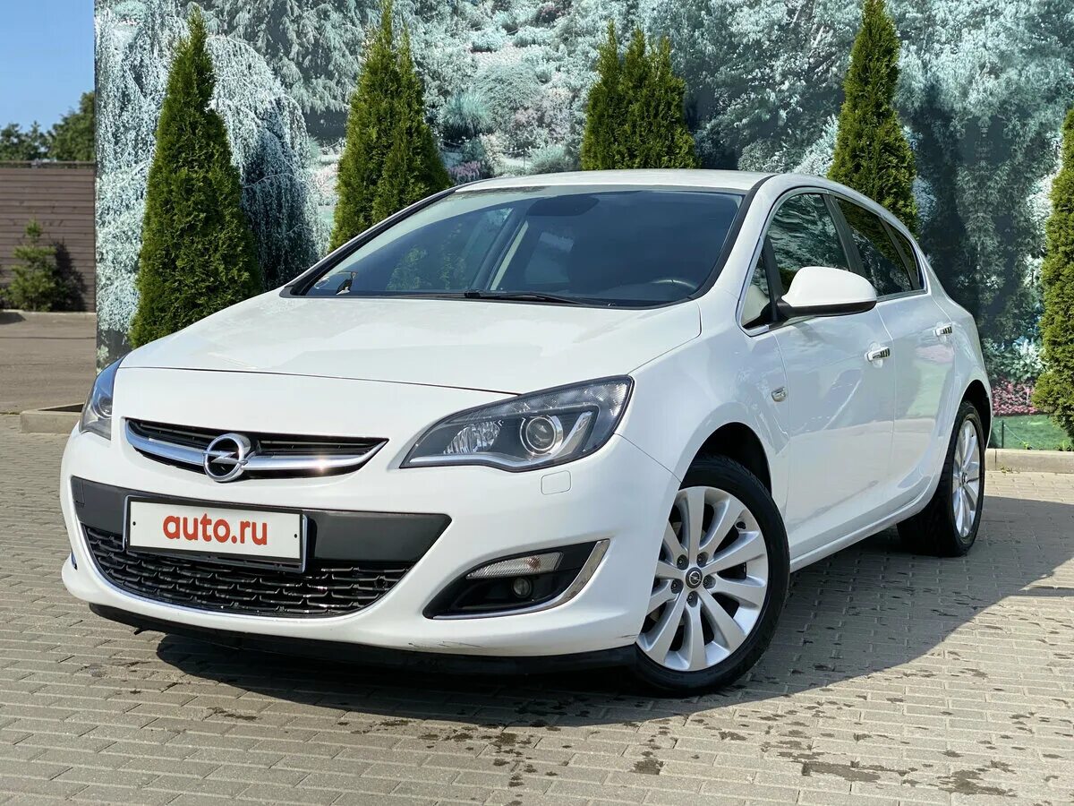 Опель сколько лошадей. Opel Astra j 2012 Рестайлинг. Opel Astra j 2015. Opel Astra j белая. Opel Astra j Рестайлинг хэтчбек.