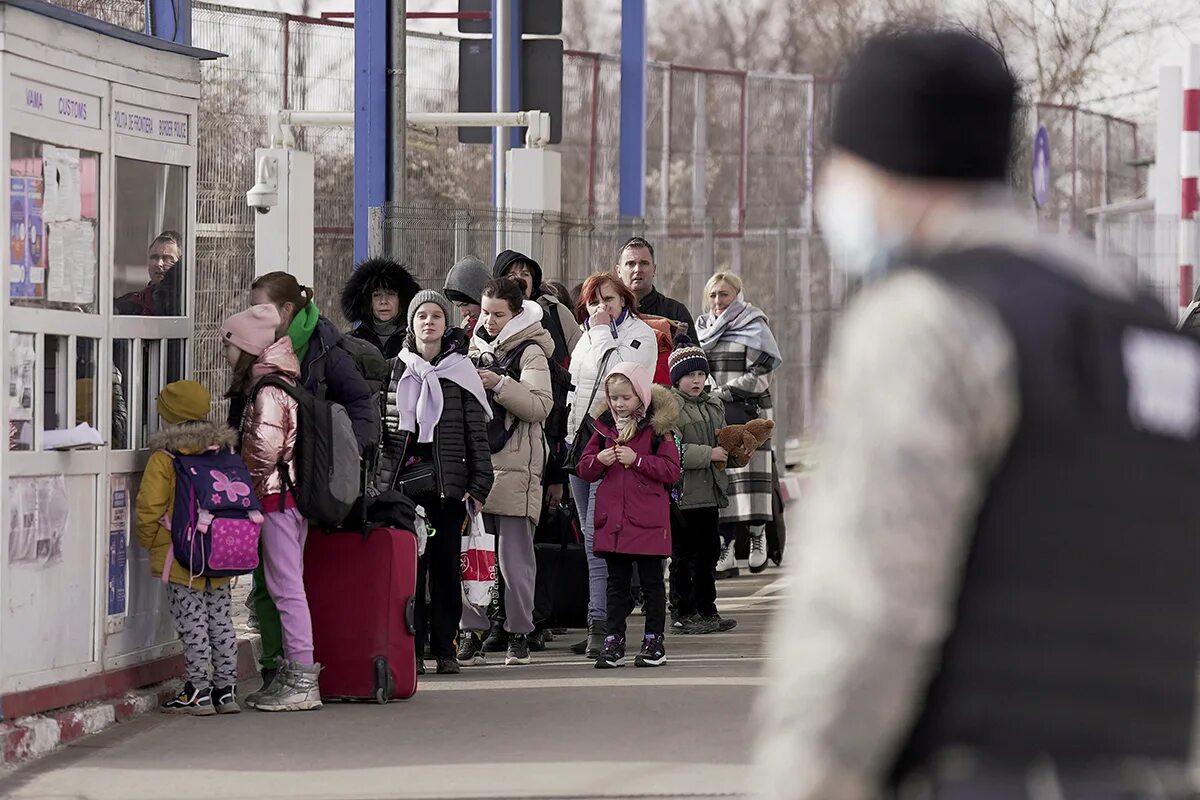 Новости сумы сегодня свежие события. Дети в Киеве. Люди бегут из Киева. Киев март 2022. Украинцы бегут.