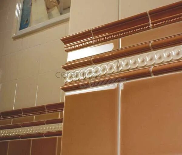 гипсовые карнизы на потолок. карнизная плитка керамическая. карниз керамический для плитки. белая кухня с карнизом. плиточный карниз.
