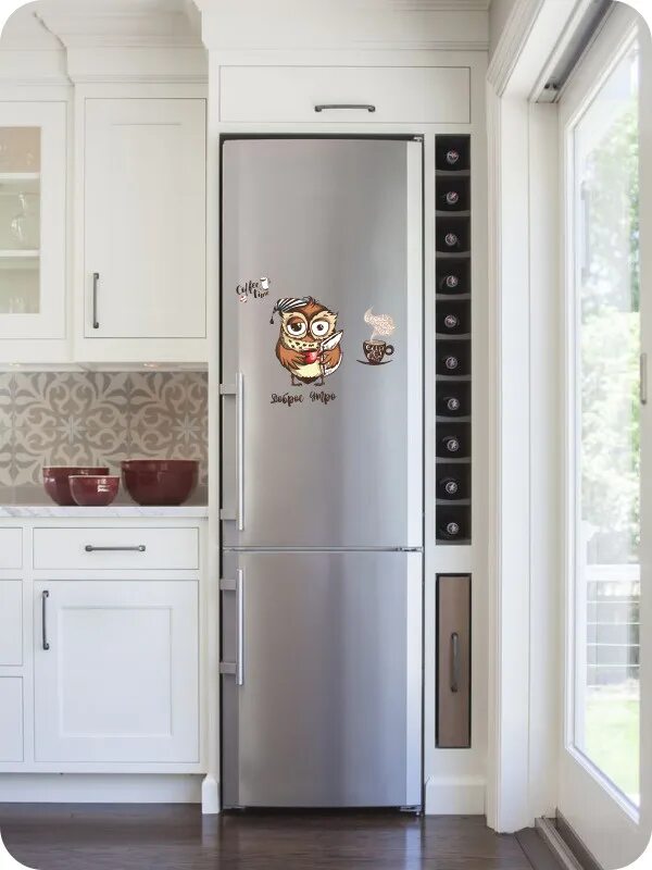 Холодильник в интерьере кухни. Кухня с отдельностоящим холодильником. Встроенный холодильник на кухне. Встраиваемый холодильник для кухни. Холодильник можно к стене