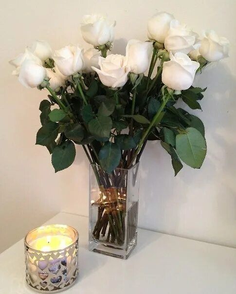 Букеты роз в вазе на столе. Букет роз в вазе. Букет в комнате. Букет в вазе дома. Белые розы в вазе.