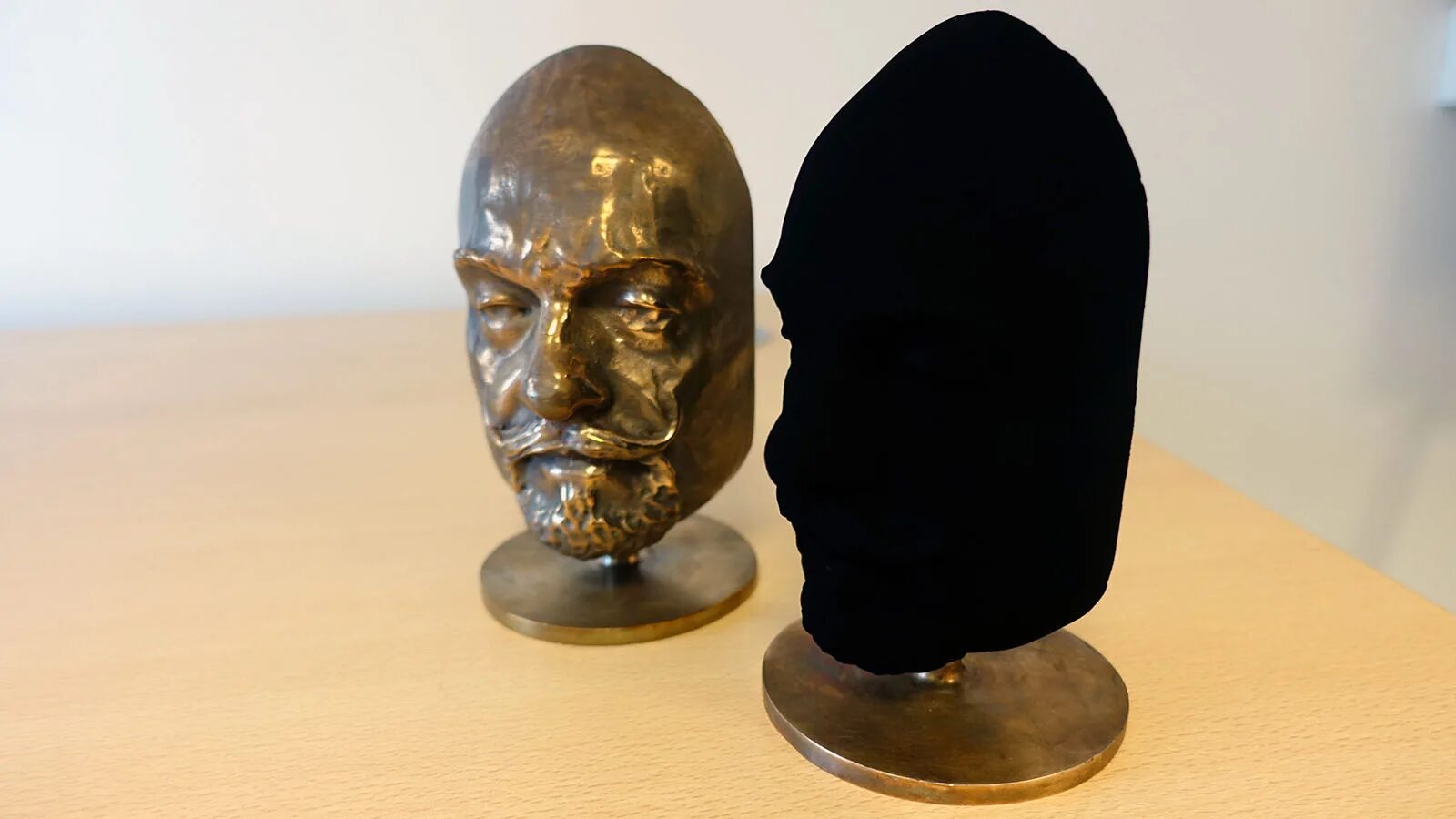Предметы поглощающие свет. Вантаблэк краска. чёрная краска black vantablack. черный цвет поглощающий 99 света. самое черное вещество в мире vantablack.