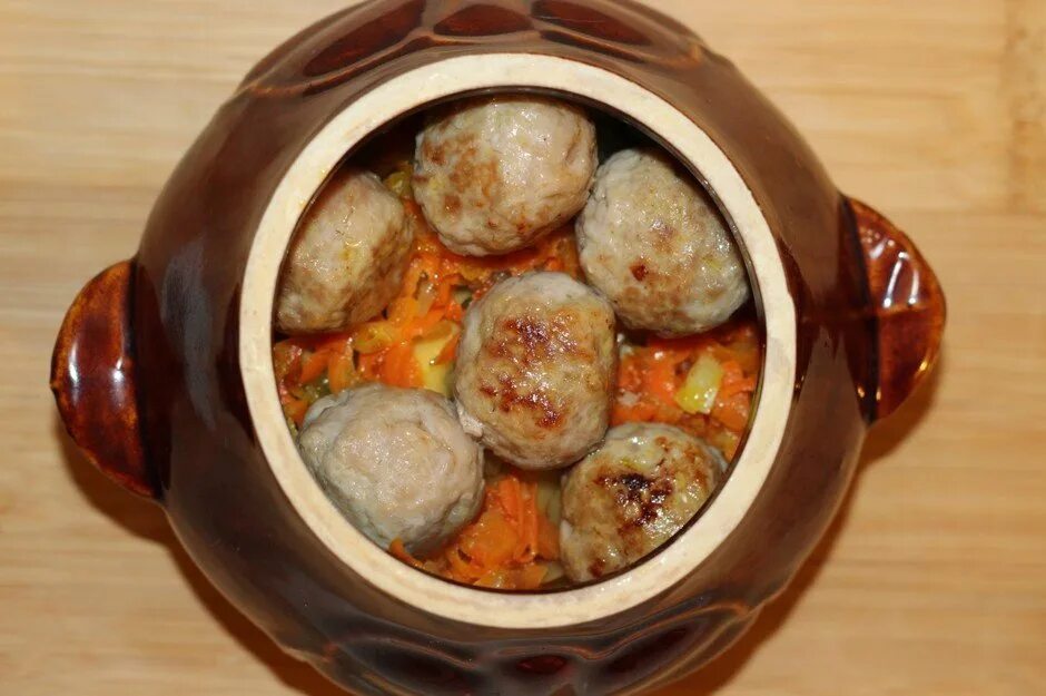 При какой температуре запекать мясо в горшочках. Мясо в горшочках в духовке. тефтели в горшочке. картошка с фрикадельками в духовке в горшочке. ужин в горшочках в духовке.