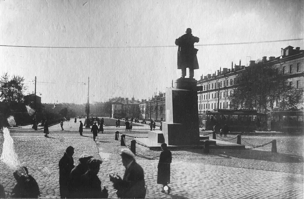 Чернобоже в ленинграде. Площадь Ленина Финляндский вокзал памятник Ленину. Памятник Ленину у Финляндского вокзала. Памятник Ленину в Ленинграде у Финляндского вокзала. Памятник Ленину у Финляндского вокзала блокада.