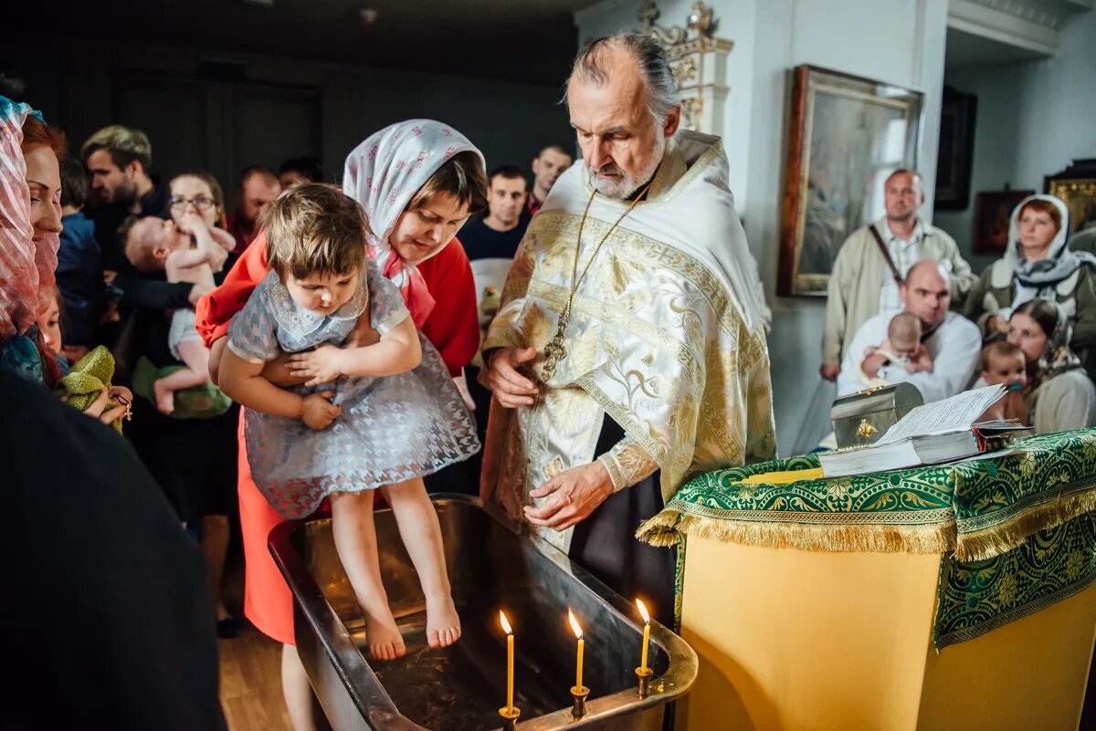 Можно ли крестить ребенка на пасху. Крещение ребенка. Обряд крещения. Таинство крещения в церкви. Крестины в храме.