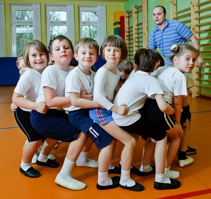 Дисциплина командный. Школьники на физкультуре. Дети на физкультуре. Дети на физкультуре в школе. Дети на физкультуре в детском саду.