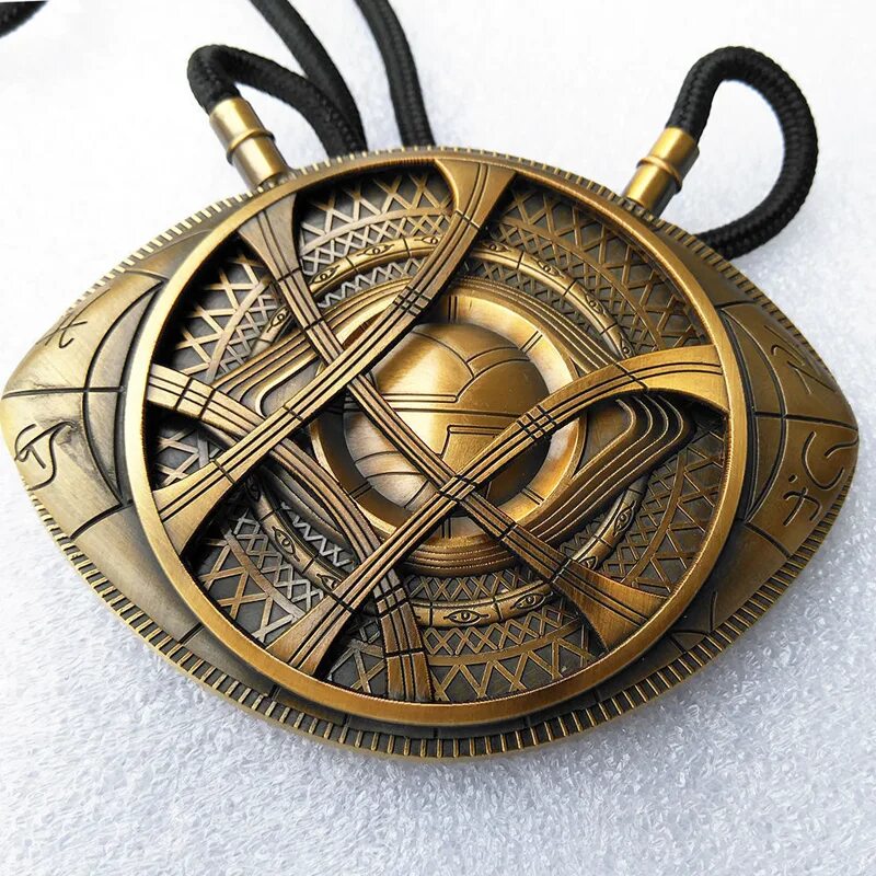 Медальон доктора стрэнджа. Амулет стрэнджа. Медальон доктора. Медальон доктора. Медальоны и брелоки вязаные.