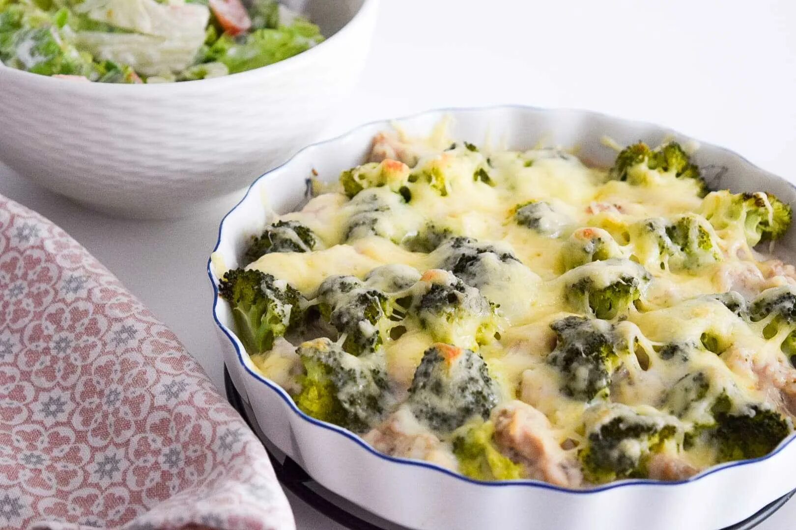 Брокколи с моцареллой в духовке. Запеканка из брокколи в духовке с сыром. Брокколи со сливками. Брокколи в чесночном соусе. Брокколи в сливочном соусе.
