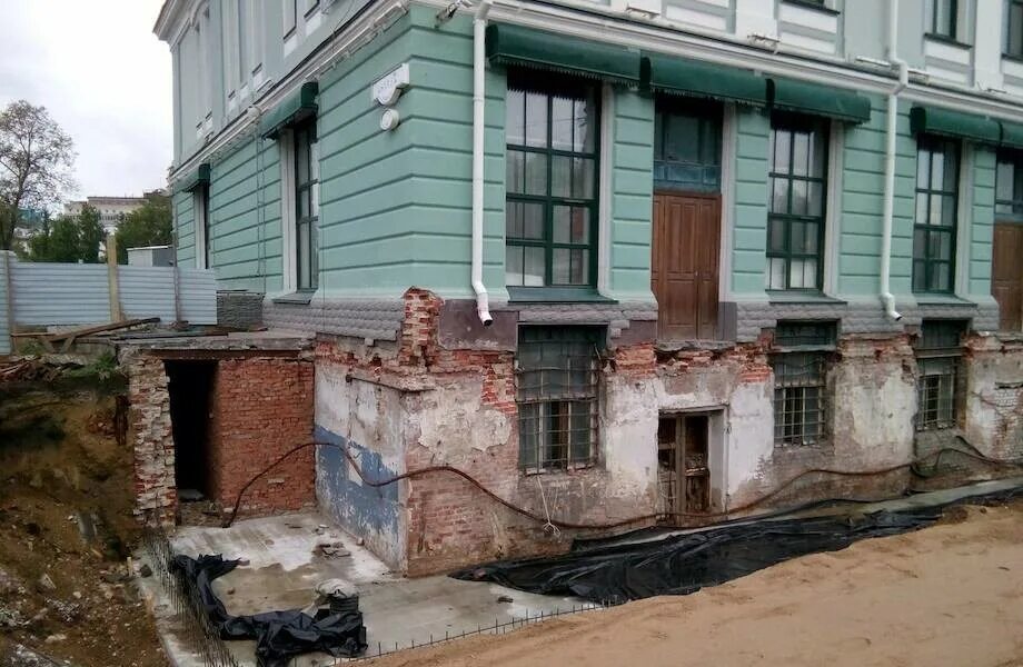 Музей врубеля омск раскопки. Засыпанные первые этажи. Политехнический музей откопали. Политехнический музей в москве откопали. Раскопки полуподвальные этажи в санкт петербурге.
