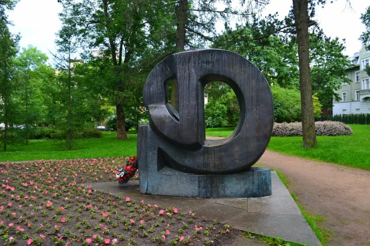 Памятник брадису. Памятник формула скорби в пушкине. памятник жертвам холокоста в пушкине. памятник формула скорби. памятник жертвам холокоста «формула скорби».