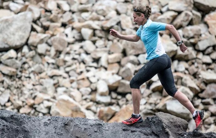 Running stone. Пересеченной местности. Бег по камням. Бег по пересечённой местности. Бегать по каменистой местности.