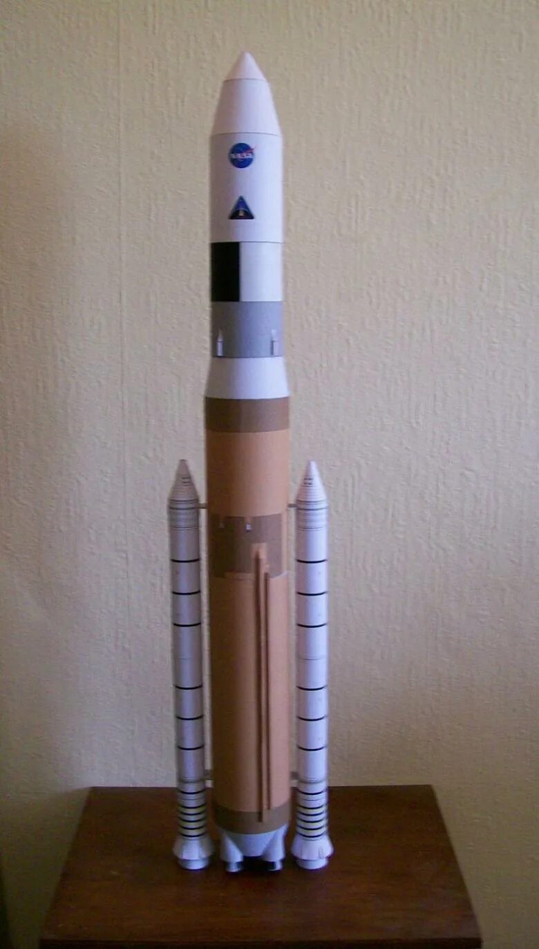 Макет ракеты из бумаги. Ракета поделка. Модель ракеты. Модель ракеты из картона. Муляж ракеты.