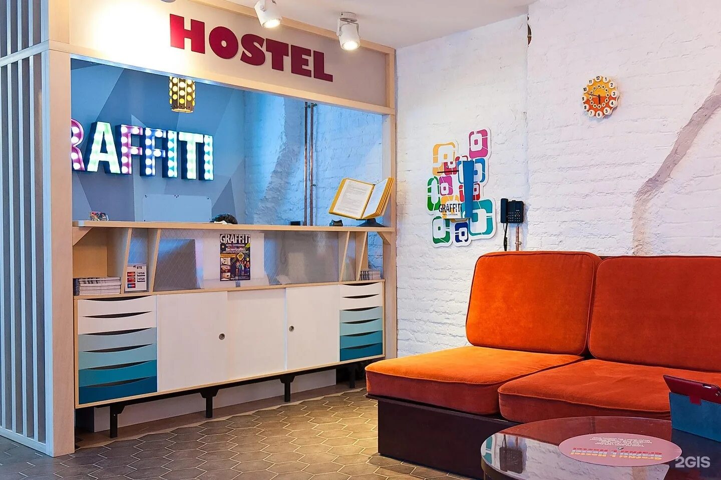 Друзья граффити лиговский просп. Хостел граффити санкт-петербург. Друзья граффити лиговский просп. Ванная комната с граффити. Друзья граффити хостел санкт-петербург.