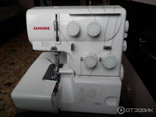 Как настроить оверлок на тонкую. Оверлок janome 210d. оверлок джаноме 205д. оверлок janome 210d лампочка. оверлок шов на janome 2055.
