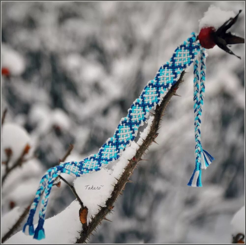 Фенечка косое плетение. Фенечки косое плетение. Новогодние схемы косого плетения. Зимние фенечки. Новогодние фенечки.