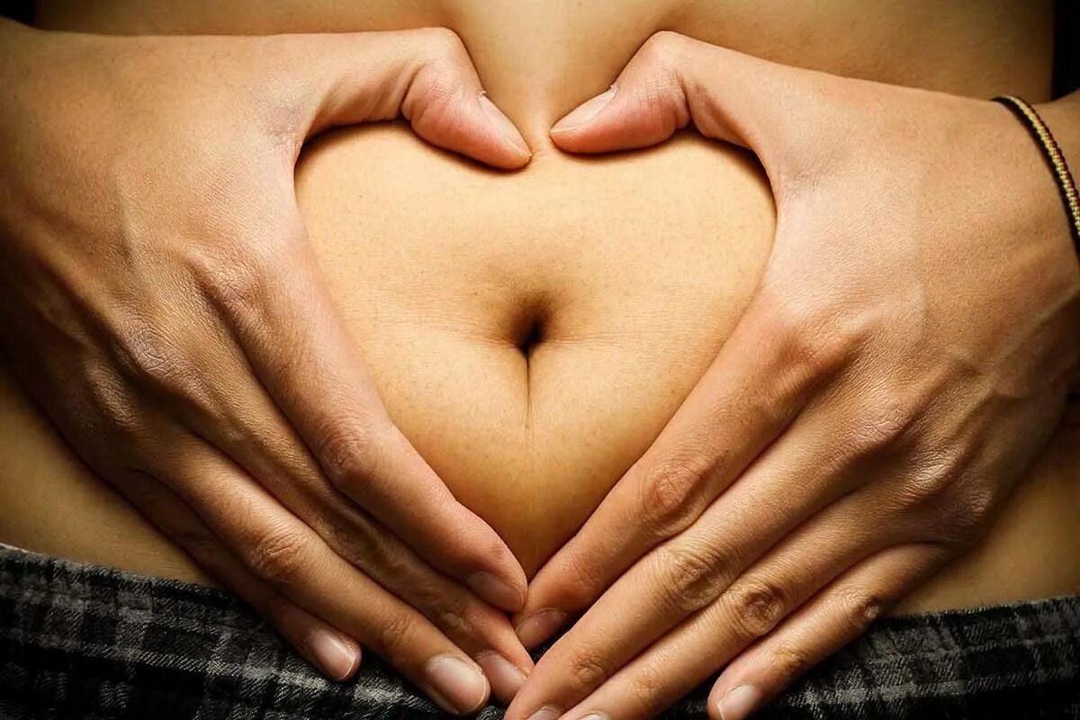 Массаж живота. Парень мнет живот. Мальчик с большим животом. Девушка гладит живот. Толстые девушки мнут живот.