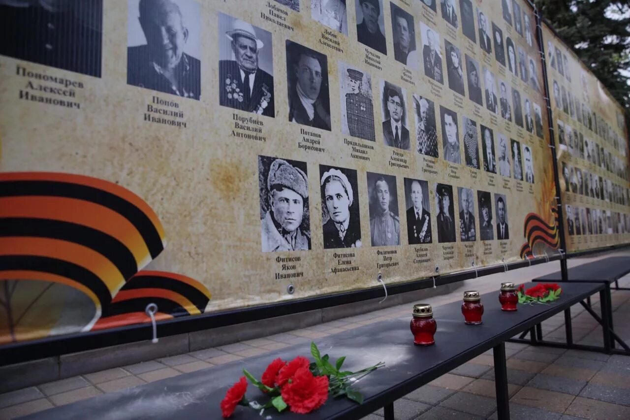 Парк Победы Ставрополь стена памяти. Стенд стена памяти. Стена памяти в музее. Стена памяти погибших