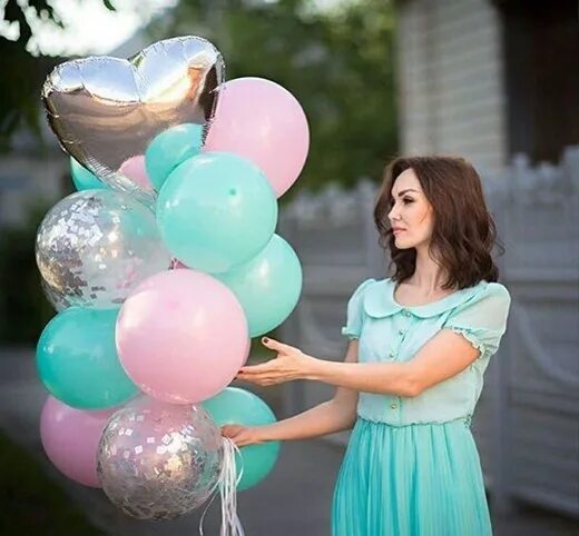 Доставка шаров нижний. Девушка с шарами в мятном цвете. Шарики металлик мятный. Шарики для девушки мятные. Идеальная фигура шар.