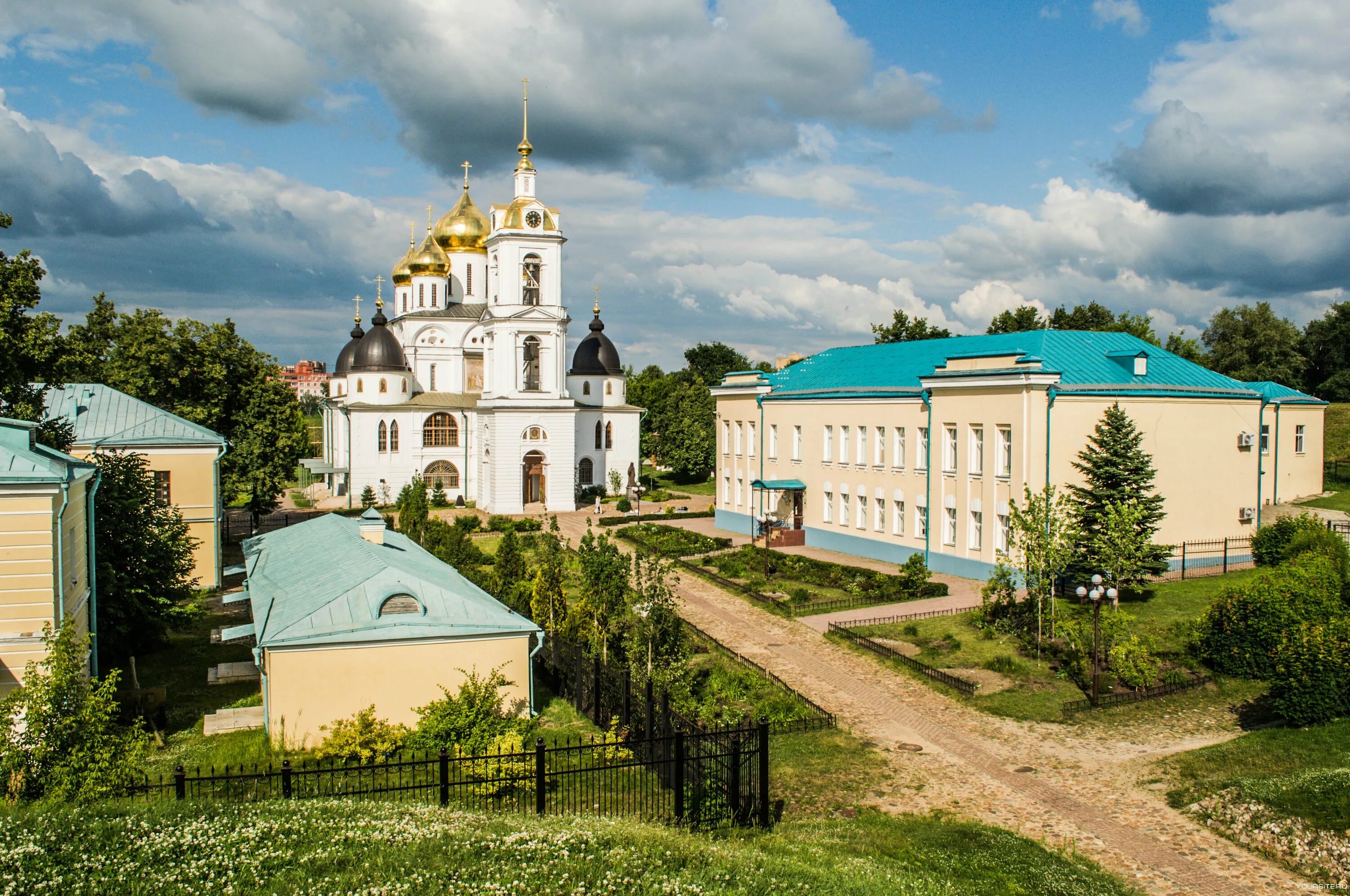 Мо г дмитров. Дмитровский Кремль (музей-заповедник). Дмитровский Кремль в Дмитрове. Дмитров Кремль. Дмитров музей заповедник.