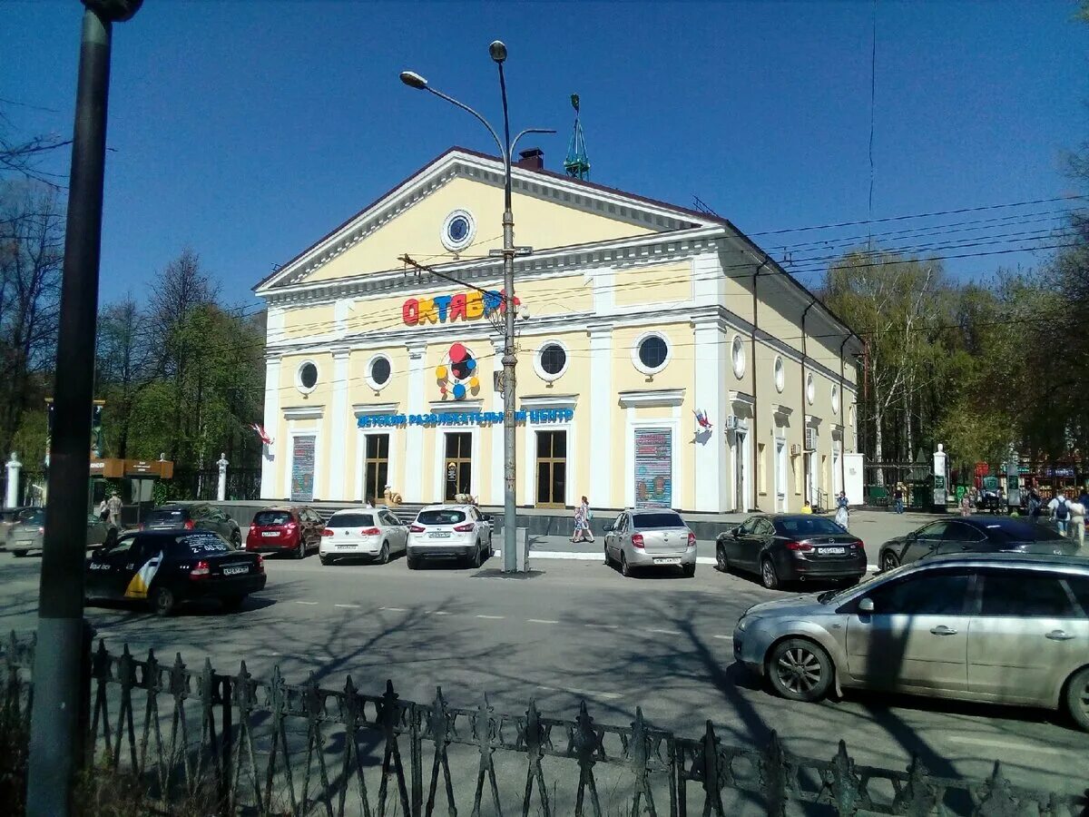 Кинотеатр октябрь пермь. Кинотеатр октябрь пермь история. Кинотеатр октябрь пермь. Кинотеатр октябрь пермь развлекательный центр. Остановка кинотеатр октябрь пермь.