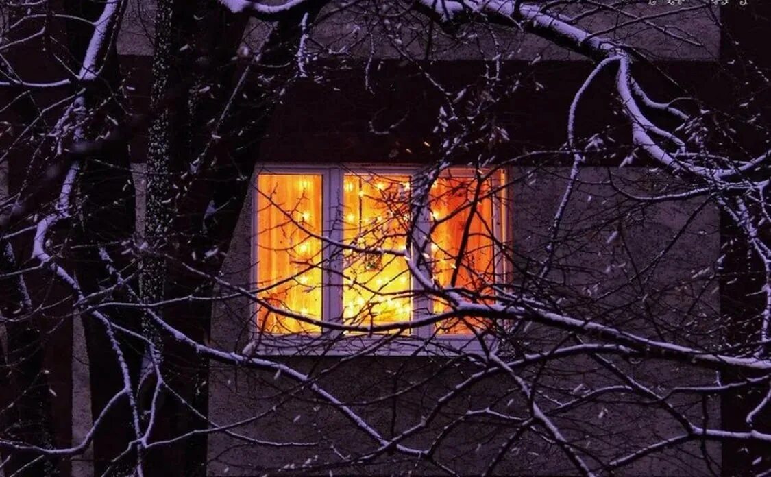 Синий вечер заглянул в мое окно. Свет в окне. Светящиеся окна. Дом с горящими окнами. Окно зима.