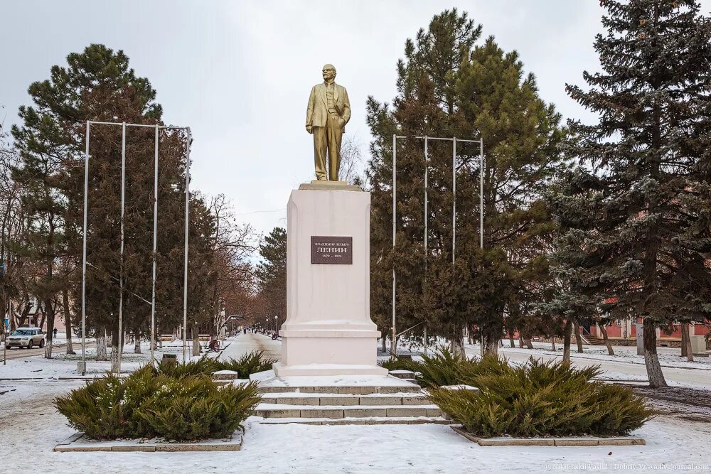 Памятник Ленину в Минеральных Водах. Город Минеральные воды аллея. Ленин статуя Минеральные воды. Город Минеральные воды памятники.