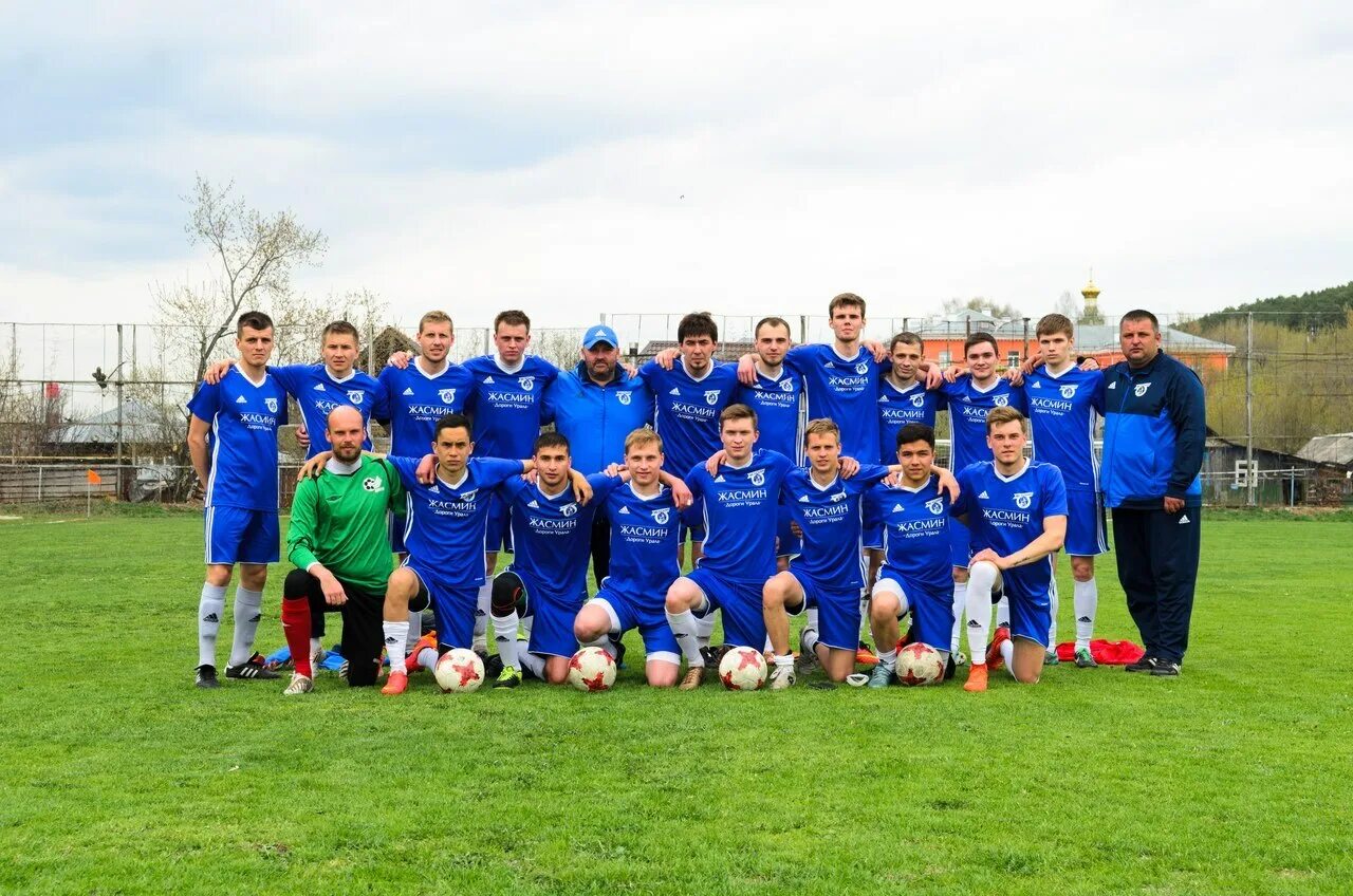 Старые дороги фк. Районка бай старые дороги. Фк строитель значок. Старые дороги фк. Старые футбольные клубы.