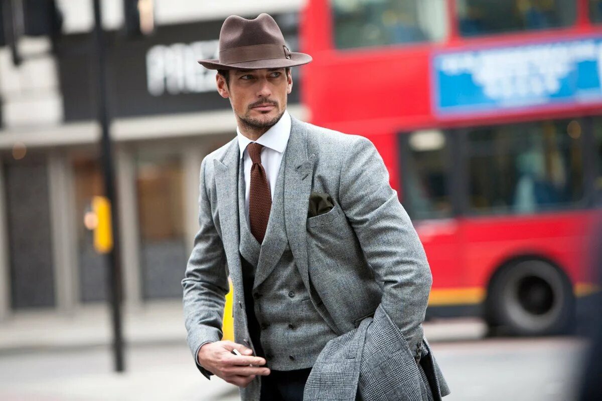 Картинка стильный мужчина. Стиль Лондонский Денди. Мужская шляпа трилби стрит стайл. Дэвид Ганди в шляпе. Стильный мужчина.