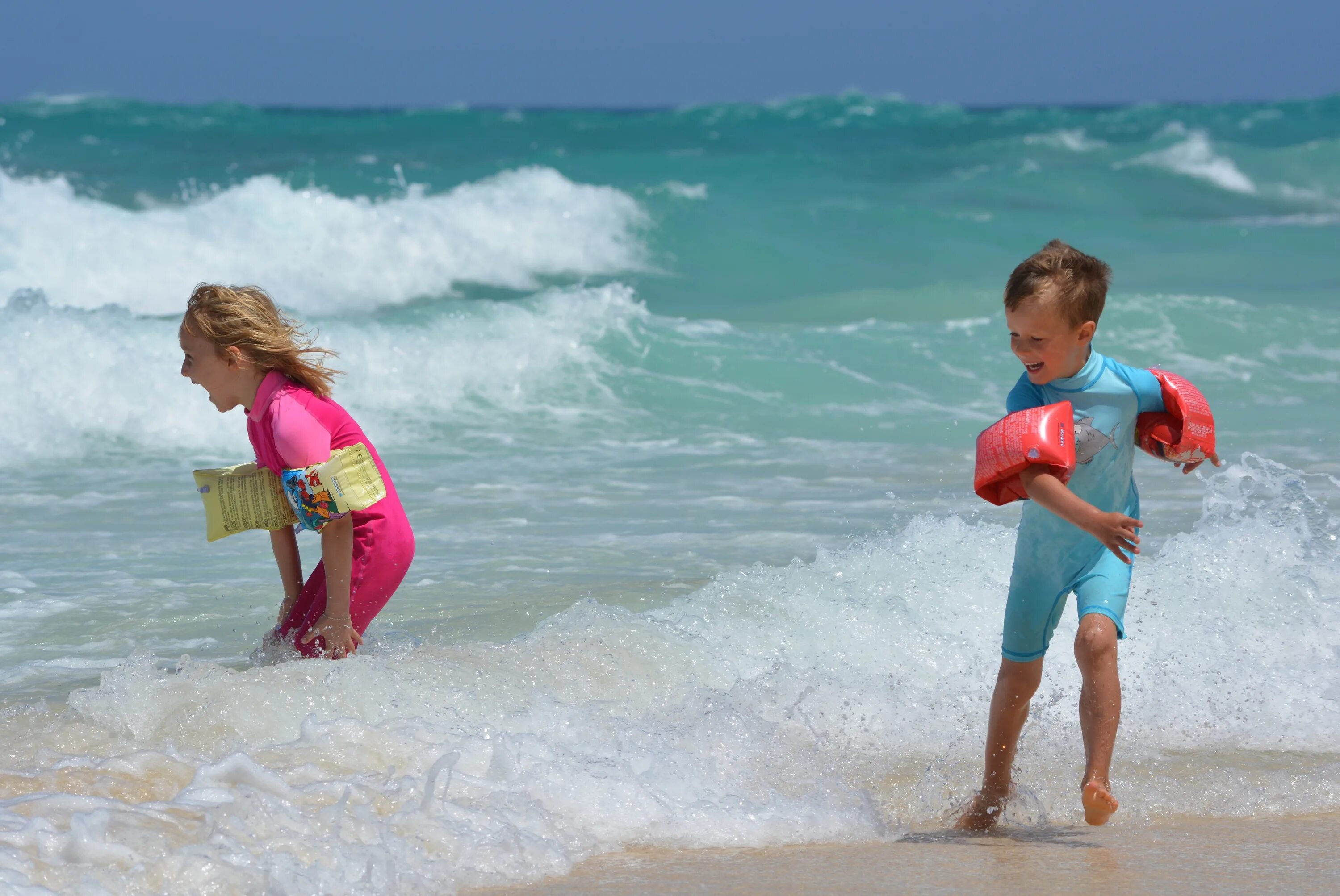 Пляжи черного моря для детей. Дети на море. Дети отдыхают на море. Купание в море. Дети купаются в море.