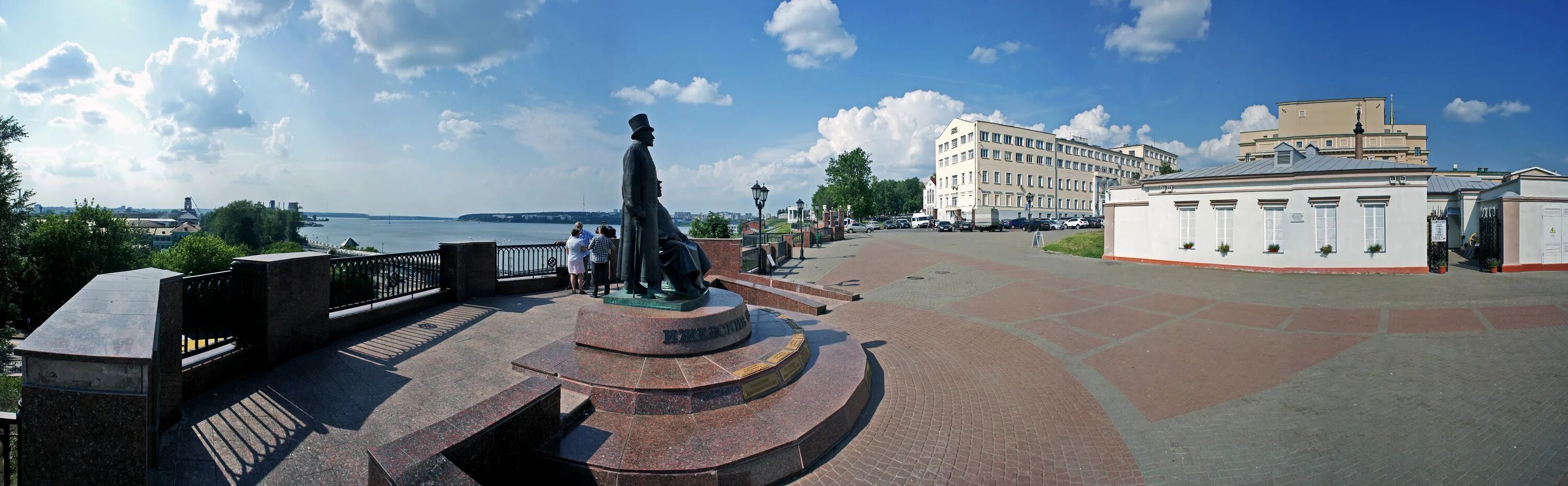 Площадь оружейников Ижевск. Ижевск памятник оружейникам Удмуртии. Михайловская колонна Ижевск. Памятник ижевским оружейникам. Чугунный ижевск