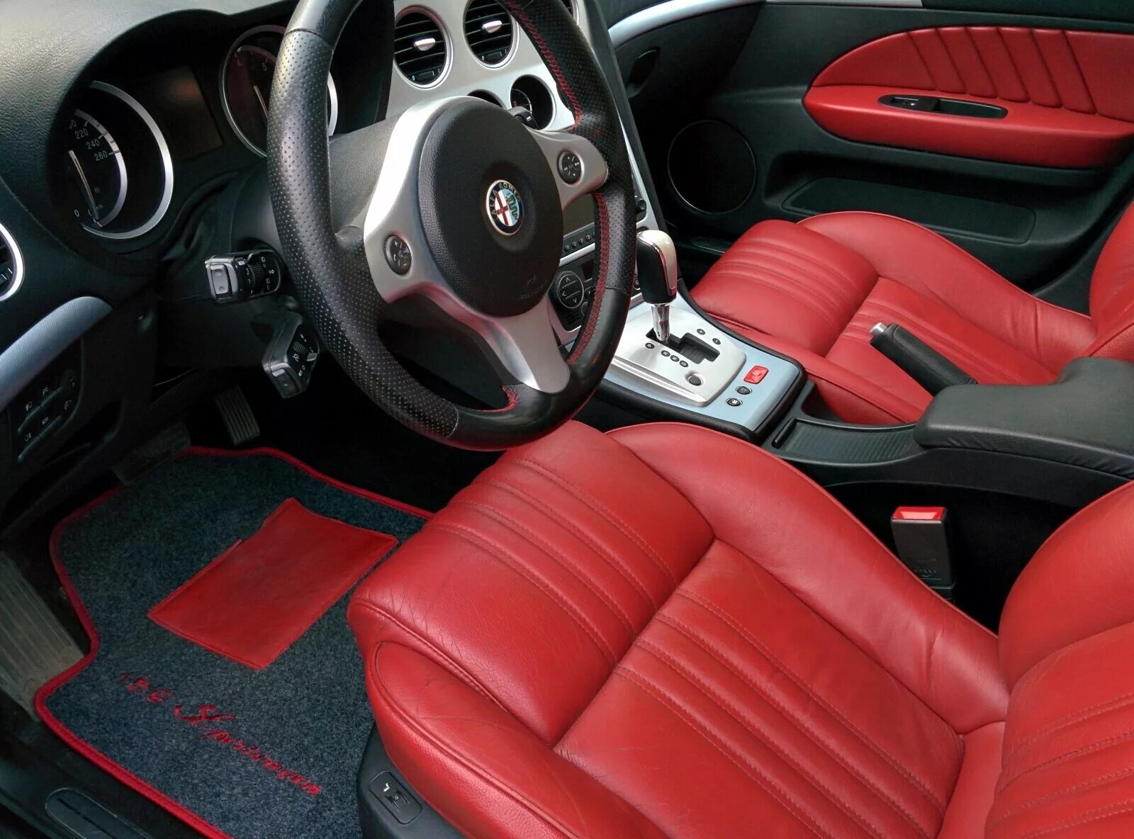 Салон альфа ромео. Альфа Ромео 159 салон. Alfa Romeo 159 красный салон. Alfa Romeo 159 Brera салон. Alfa Romeo 159 красный кожаный салон.