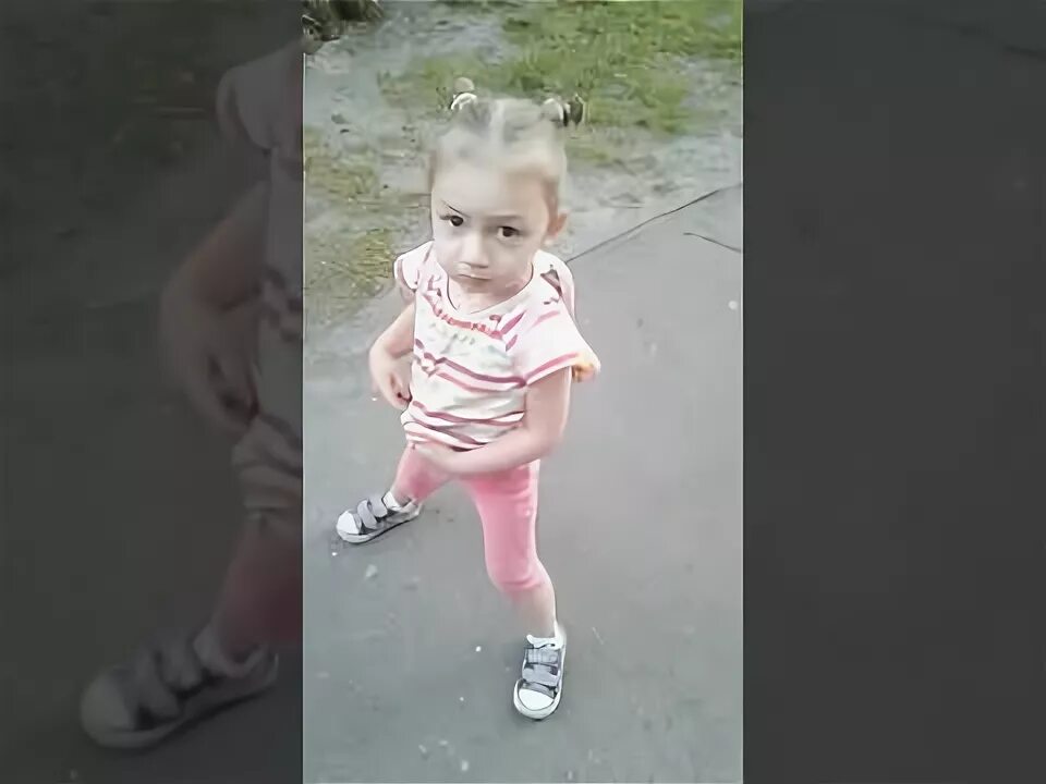 Ребенок описалась видео. Мальчик описался. Ребенок описалась видео. Малыш описался в детском саду. Описался на прогулке.