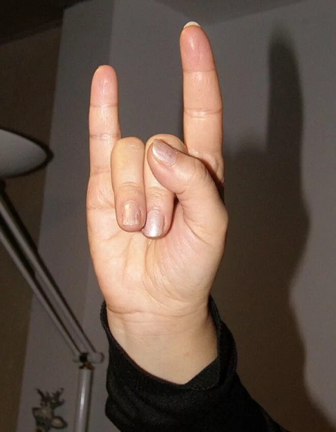 Жест победы пальцами. Рука с вытянутым указательным пальцем. Два пальца. Рука показывает два пальца. Как называется два пальца.