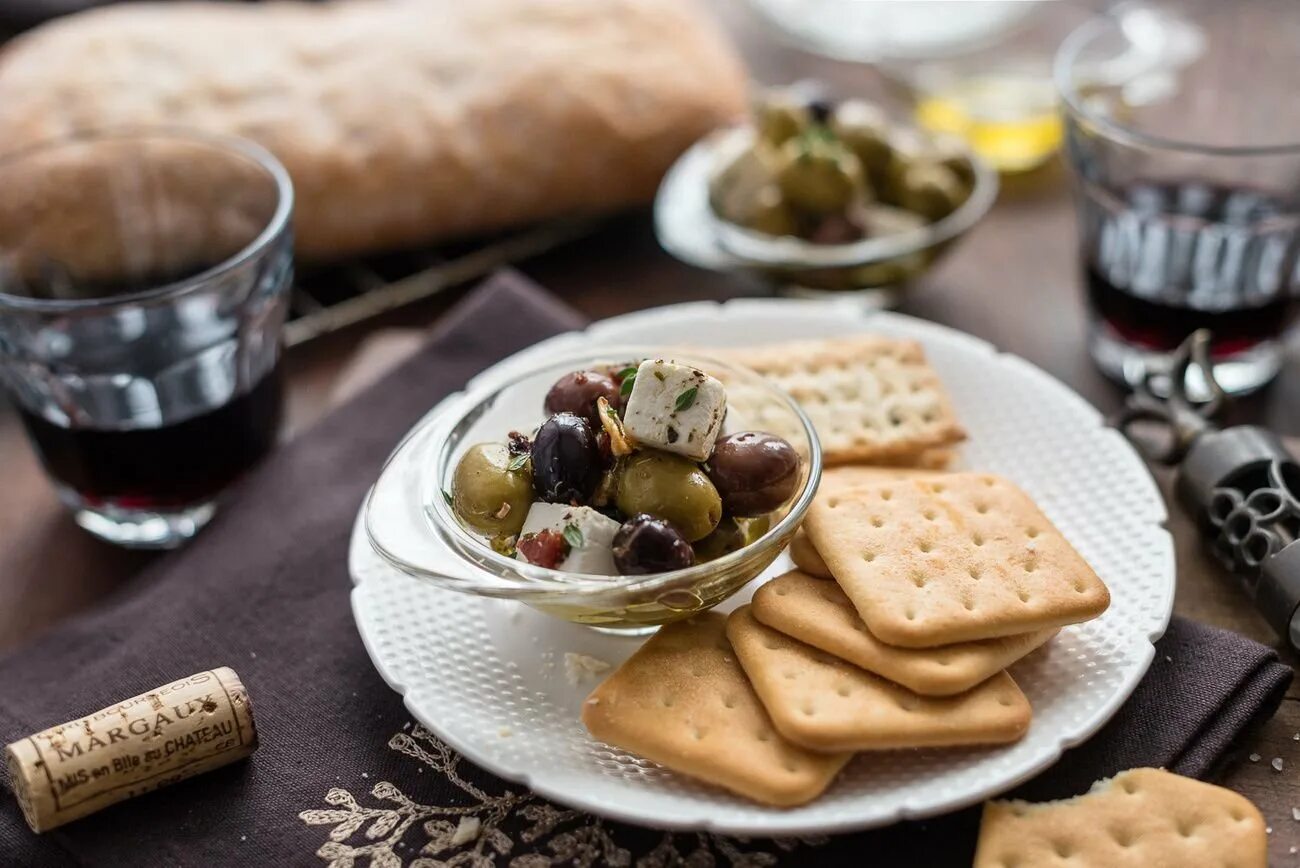 Закуски к вину. Закуски к вину красному. Закуски к красному сухому вину. Закуски к вину галеты.