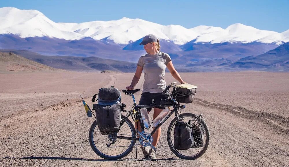 Bike traveling. Тревел байк. Велосипед путешествие много сумок. Travelling by Bicycle. Байкпакинг велосипед девушки.