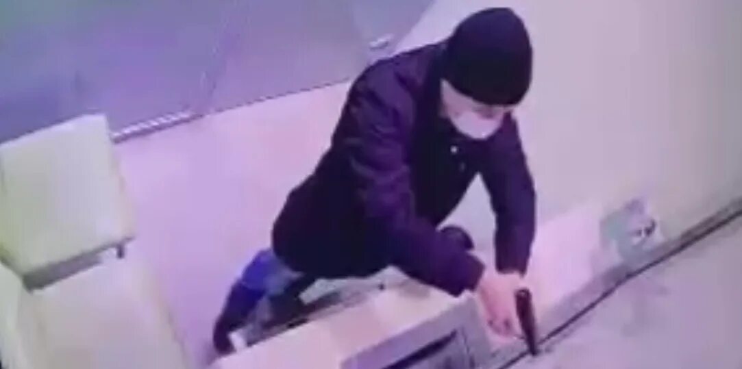 Решил ограбить дом но не. Автозаправка ограбление. Ограбление фото. Карточный домик ограбление. Решил ограбить дом но не.