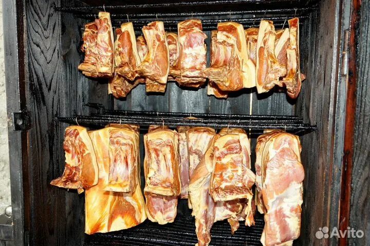 Холодное копчение свиных ребрышек. Мясные изделия горячего копчения. Копченые изделия. Самая дорогая копченая рыба. Банки для копчения рулетов в коптильне.