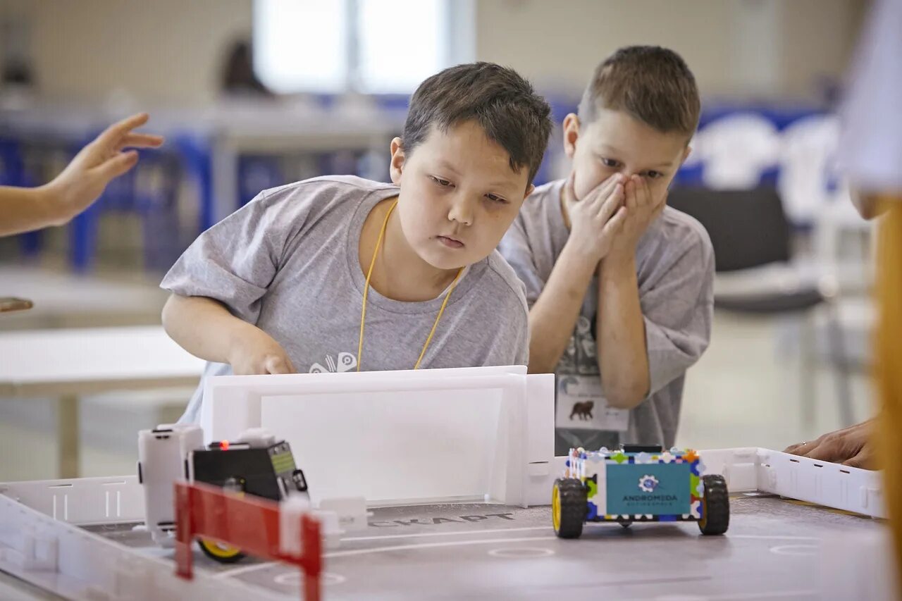 Что такое робототехника для школьников. Робототехника education. Робототехника в школе. Занятия по робототехнике для детей. Класс робототехники.
