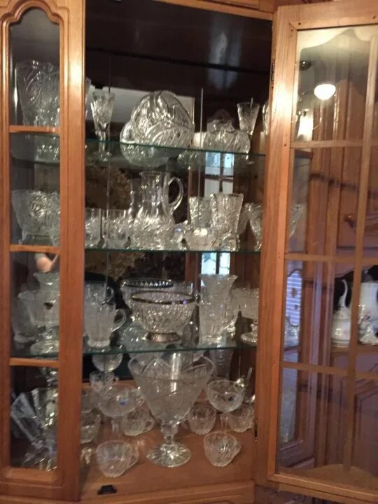 сервант для хрустальной посуды. советский сервант с хрусталем. хрусталь в серванте. хрусталь в серванте. сервиз в серванте.