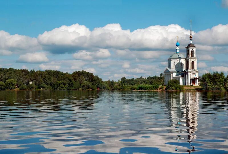 Церковь на берегу реки фото Автор фотографии фотограф профессионал Михаил Воробьев (Mikhail Vorobyev). Бел