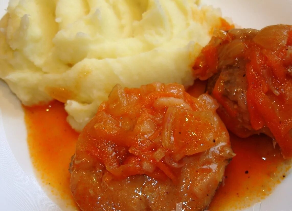 Пюре с помидорами. Треска с картофельным пюре. Гуляш с картофельным пюре. Конкасе. Тефтели с пюре.