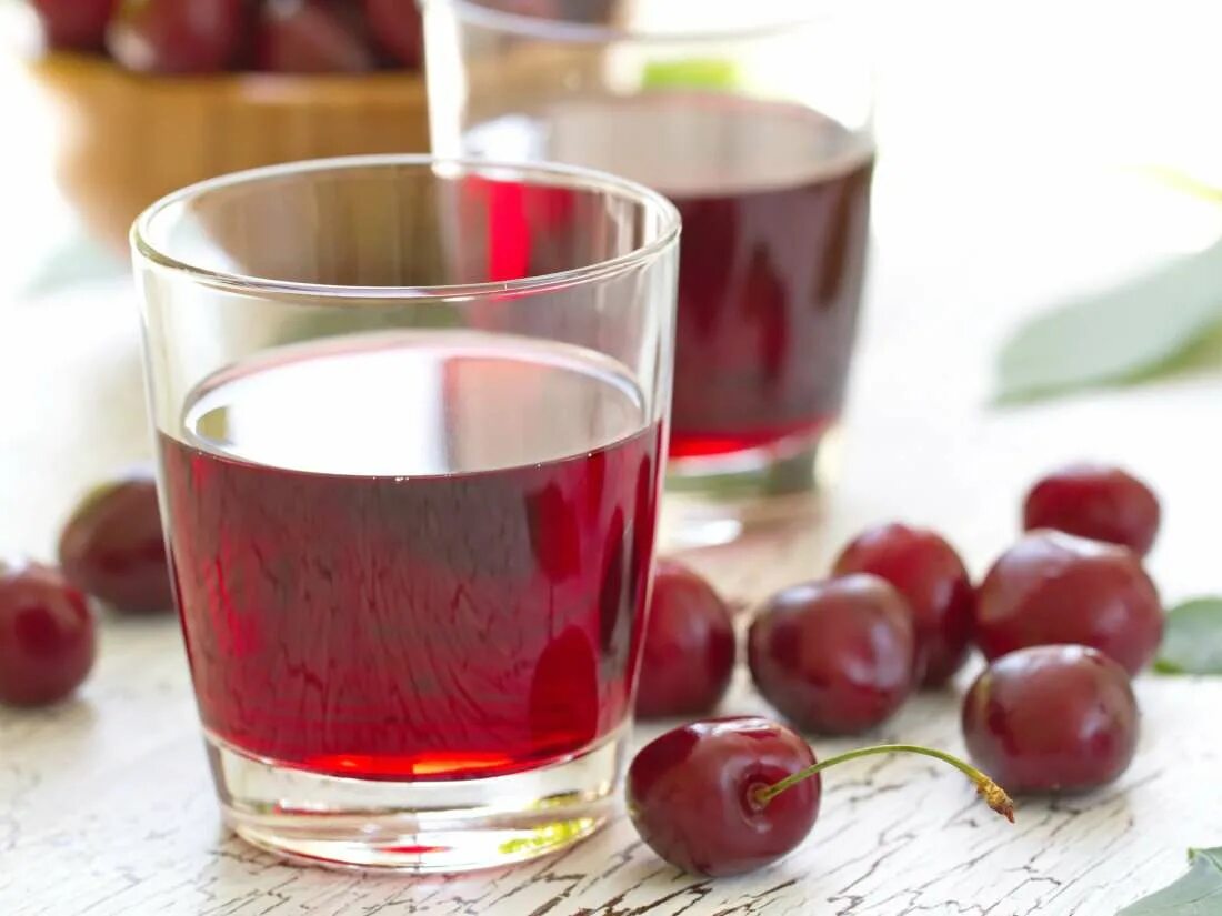 Три стакана компота. Вишневый сок. Компот из вишни. Сок о! Вишня. Морс вишневый.